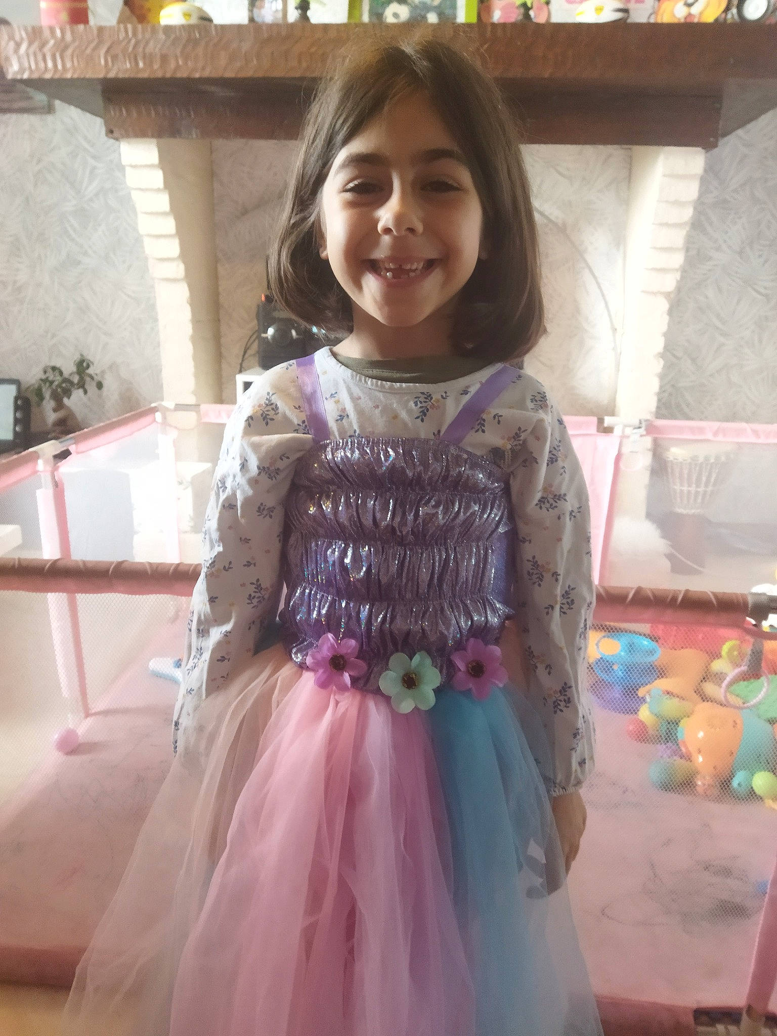 Océane a rejoint le concours — aidez-le/la à gagner de superbes lots ! baby_toddler_clothing, bridal_accessory, bridal_clothing, day_dress, dress, embellishment, event, fashion_design, formal_wear, fun, gown, happy, joy, magenta, person, pink, ruffle, sleeve, smile, textile