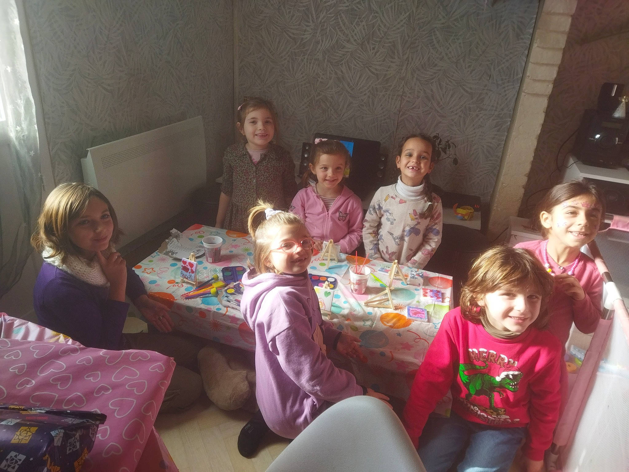 Océane participe au concours pour gagner de l'argent avec cette photo : adaptation, chair, child, comfort, community, event, face, fun, joy, lap, leisure, living_room, party, person, play, room, sharing, sitting, smile, social_group