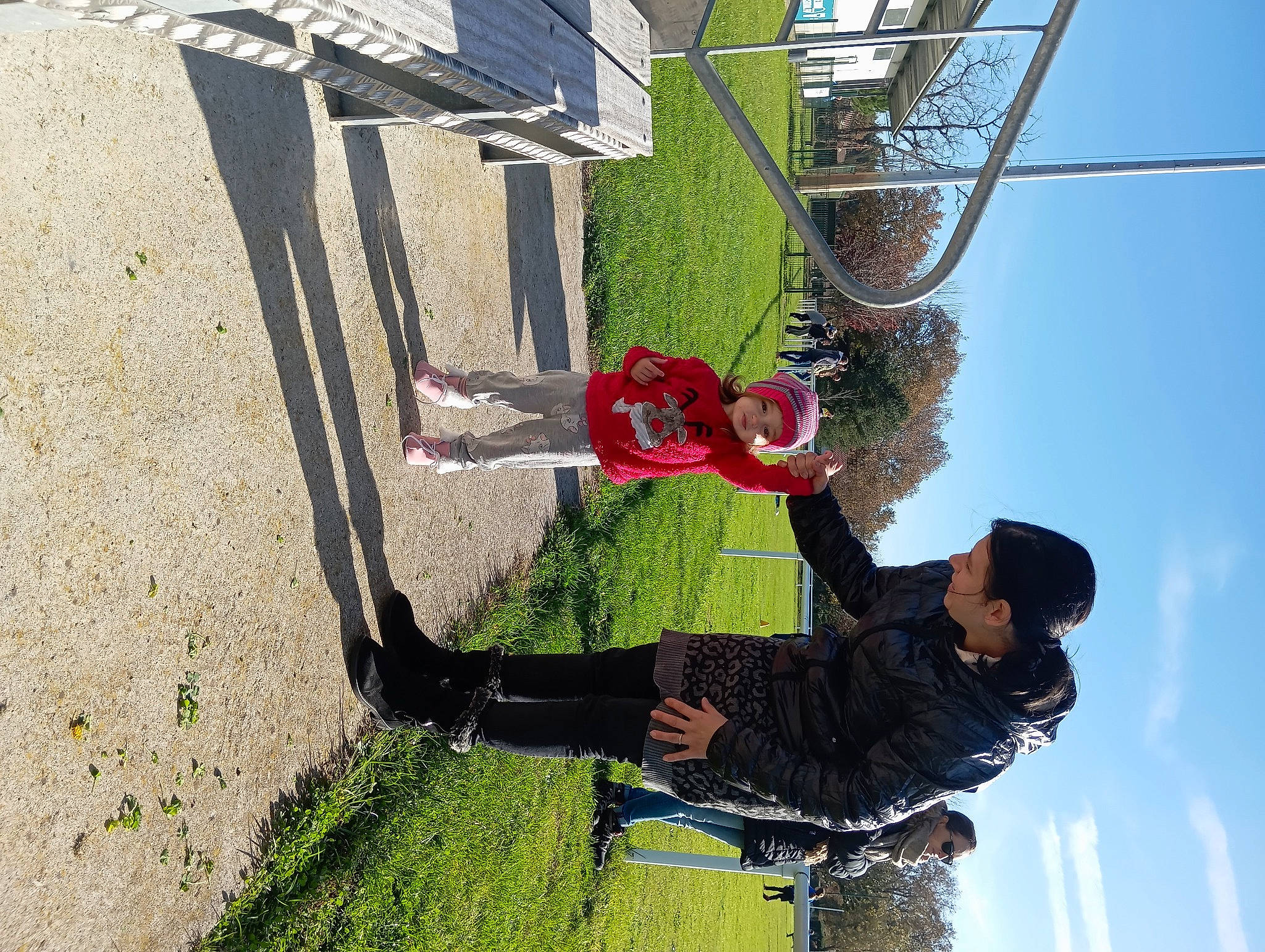 Rubis a rejoint le concours — aidez-le/la à gagner de superbes lots ! adventure, bicycle_wheel, cloud, fun, grass, headwear, leisure, person, plant, pole, recreation, shadow, sky, tire, tree, wheel, window