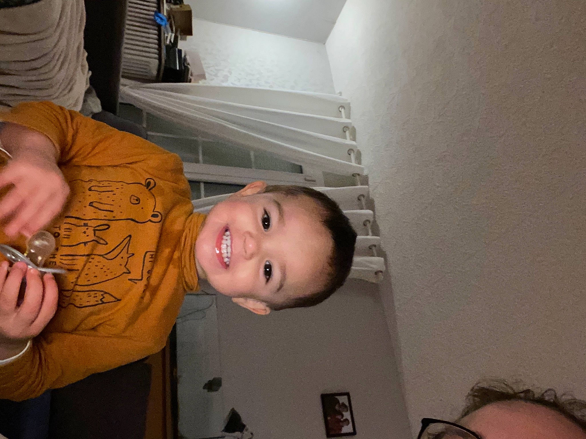 Manoa a rejoint le concours — aidez-le/la à gagner de superbes lots ! ceiling, cheek, child, ear, elbow, eyelash, finger, flash_photography, flooring, fun, gesture, happy, jaw, joy, mouth, person, room, shoulder, smile, t_shirt