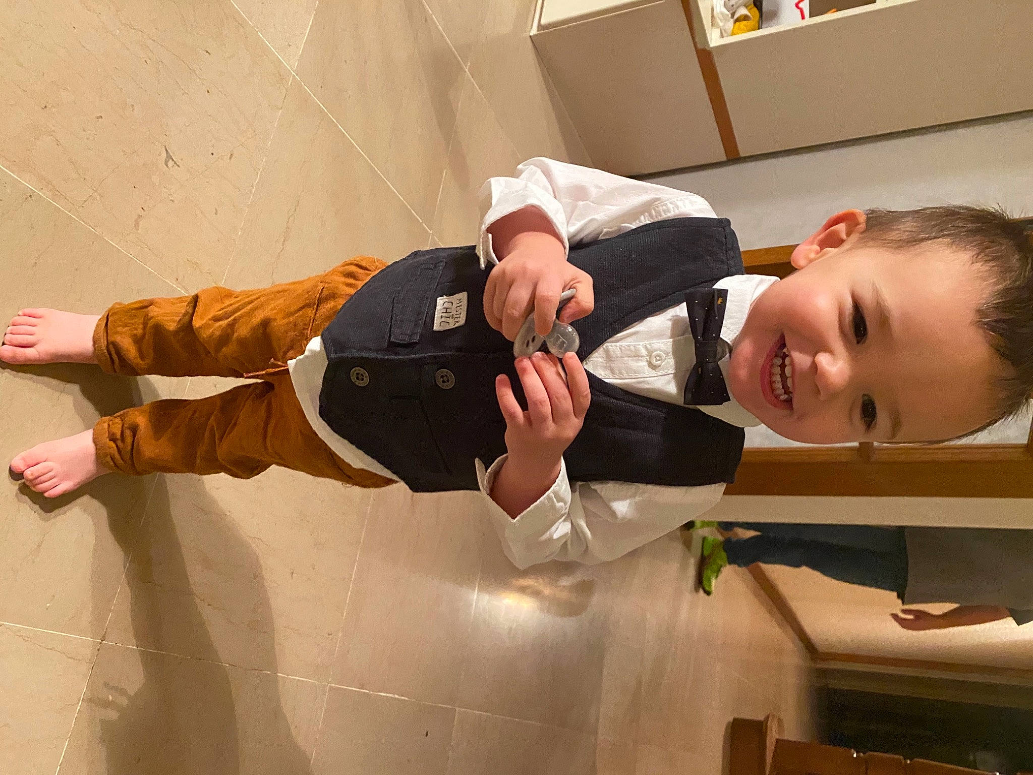 Manoa participe au concours pour gagner de l'argent avec cette photo : baby_toddler_clothing, balance, child, collar, elbow, finger, flooring, fun, happy, joy, knee, person, room, sleeve, smile, sock, standing, thigh, thumb, toddler