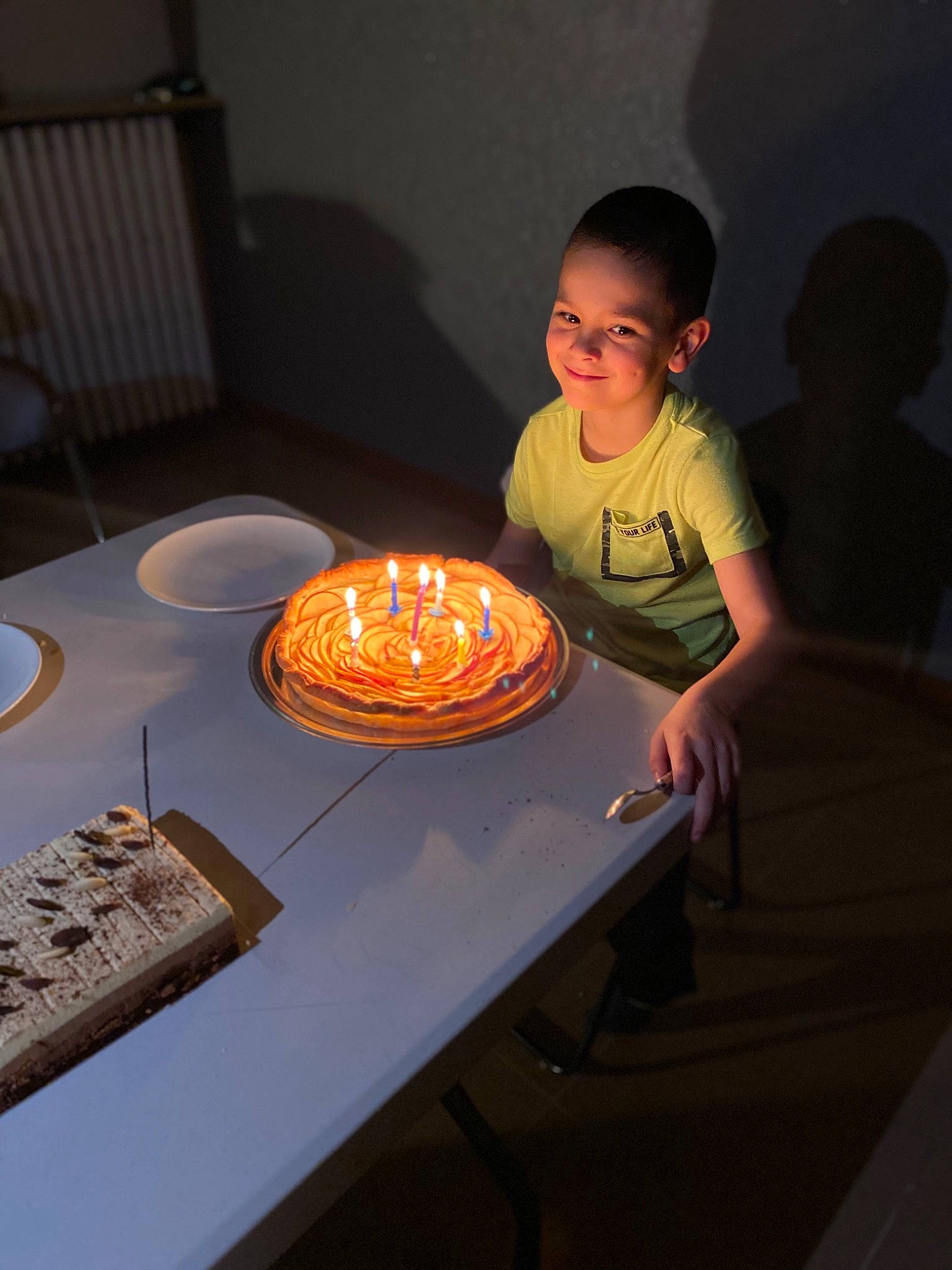 Léandro participe au concours pour gagner de l'argent avec cette photo : chair, coffee_table, cooking, cuisine, dish, event, eyewear, flash_photography, food, furniture, gas, heat, joy, person, plate, room, sharing, smile, space, table