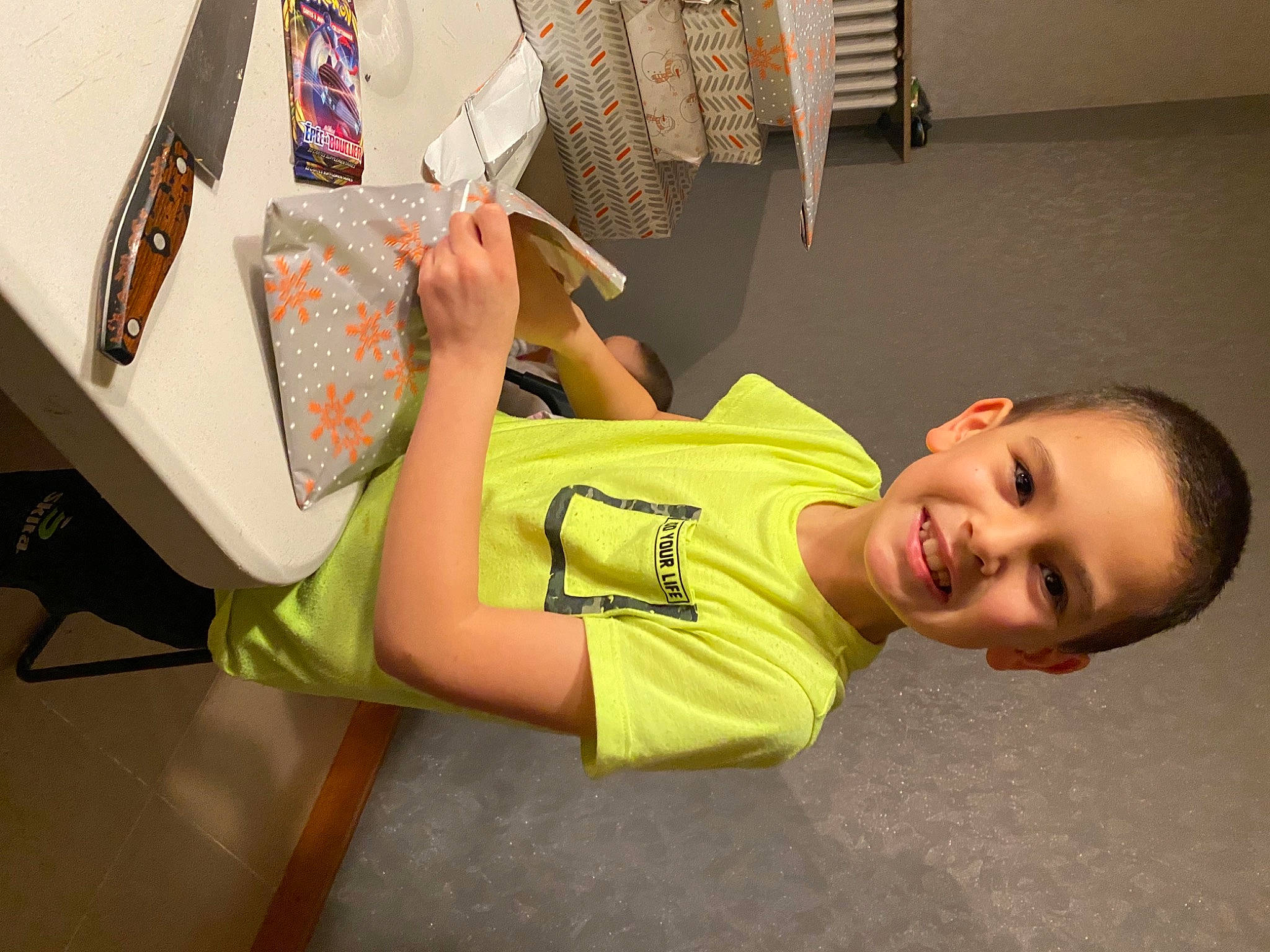 Léandro participe au concours pour gagner de l'argent avec cette photo : art, artist, elbow, fashion_design, finger, flooring, fun, happy, human_leg, joint, joy, knee, leg, leisure, person, room, sitting, smile, t_shirt, thigh