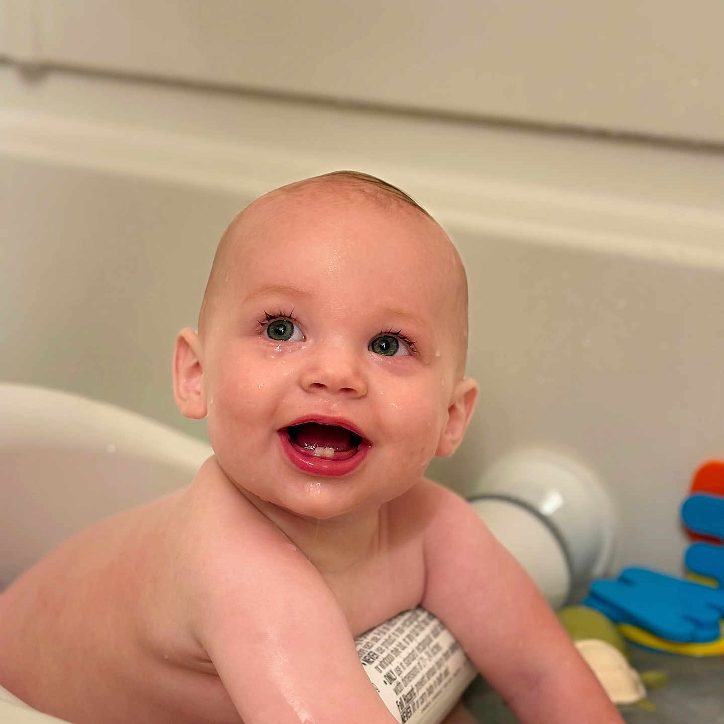 Kodah is registered to the contest to win money with this photo: arm, baby, bath, bathroom, bathtub, child, childhood, cute, face, fun, happy, infant, joy, play, skin, smile, splash, toy, water, wet