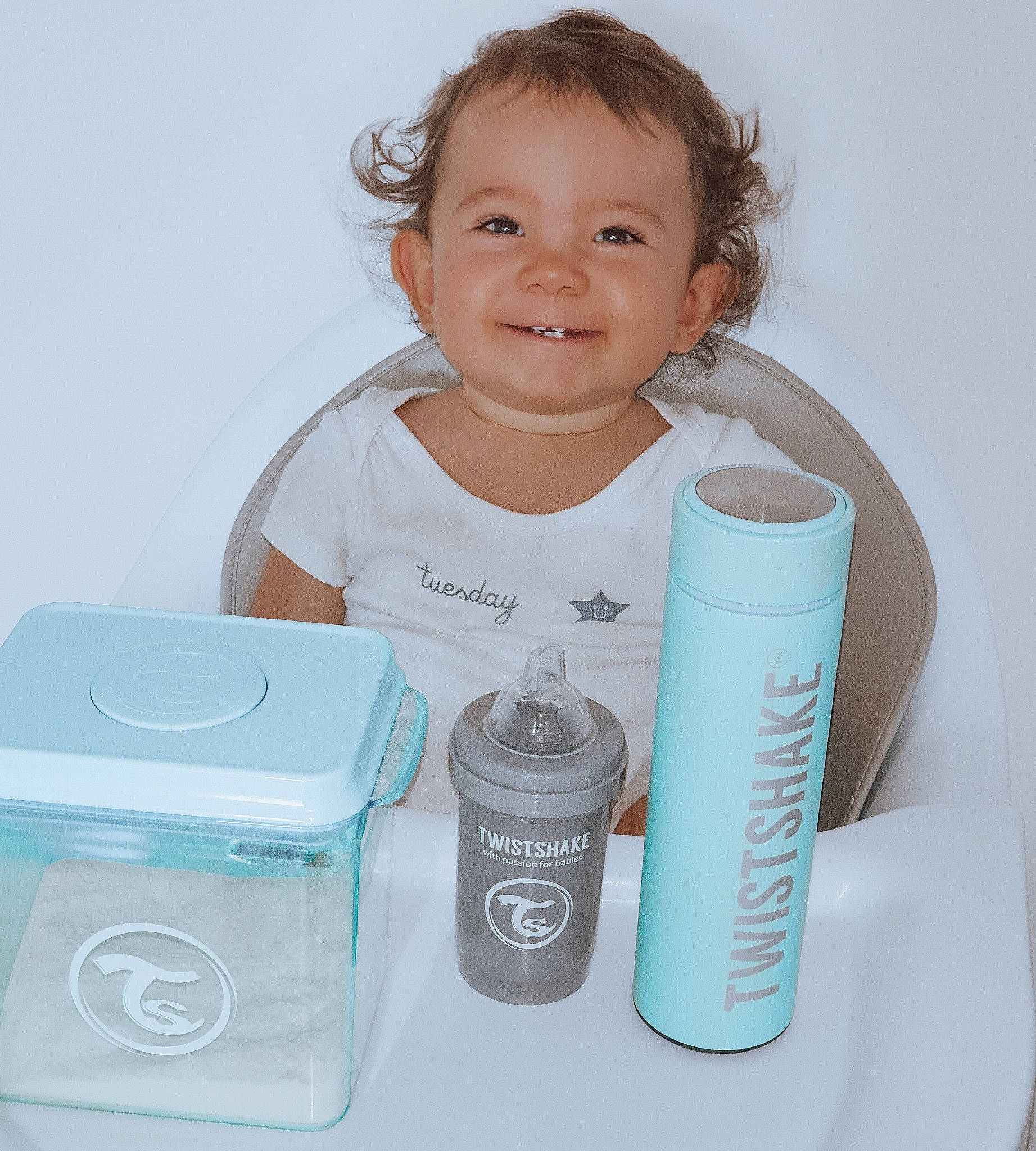 Gabriel a rejoint le concours — aidez-le/la à gagner de superbes lots ! baby, child, joy, material_property, person, plastic_bottle, product, toddler