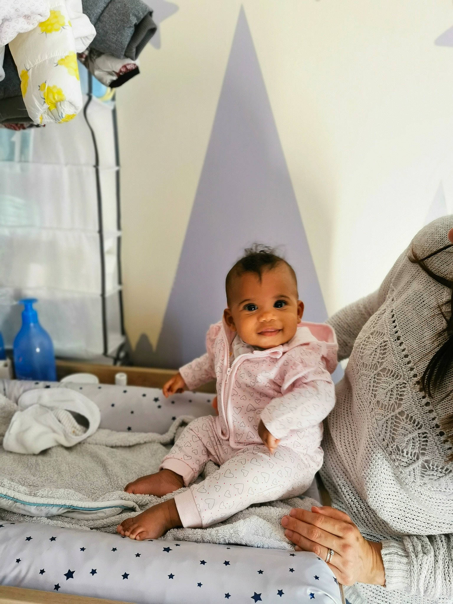 Hanaé participe au concours pour gagner de l'argent avec cette photo : baby, baby_products, baby_toddler_clothing, bedding, child, comfort, happy, joy, lamp, linens, pattern, person, play, product, purple, room, sitting, smile, textile, toddler