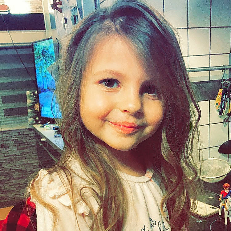 Wallis a rejoint le concours — aidez-le/la à gagner de superbes lots ! bangs, black_hair, cheek, cool, ear, eyebrow, eyelash, forehead, hair, hairstyle, happy, iris, jaw, joy, lip, mouth, neck, nose, person, skin