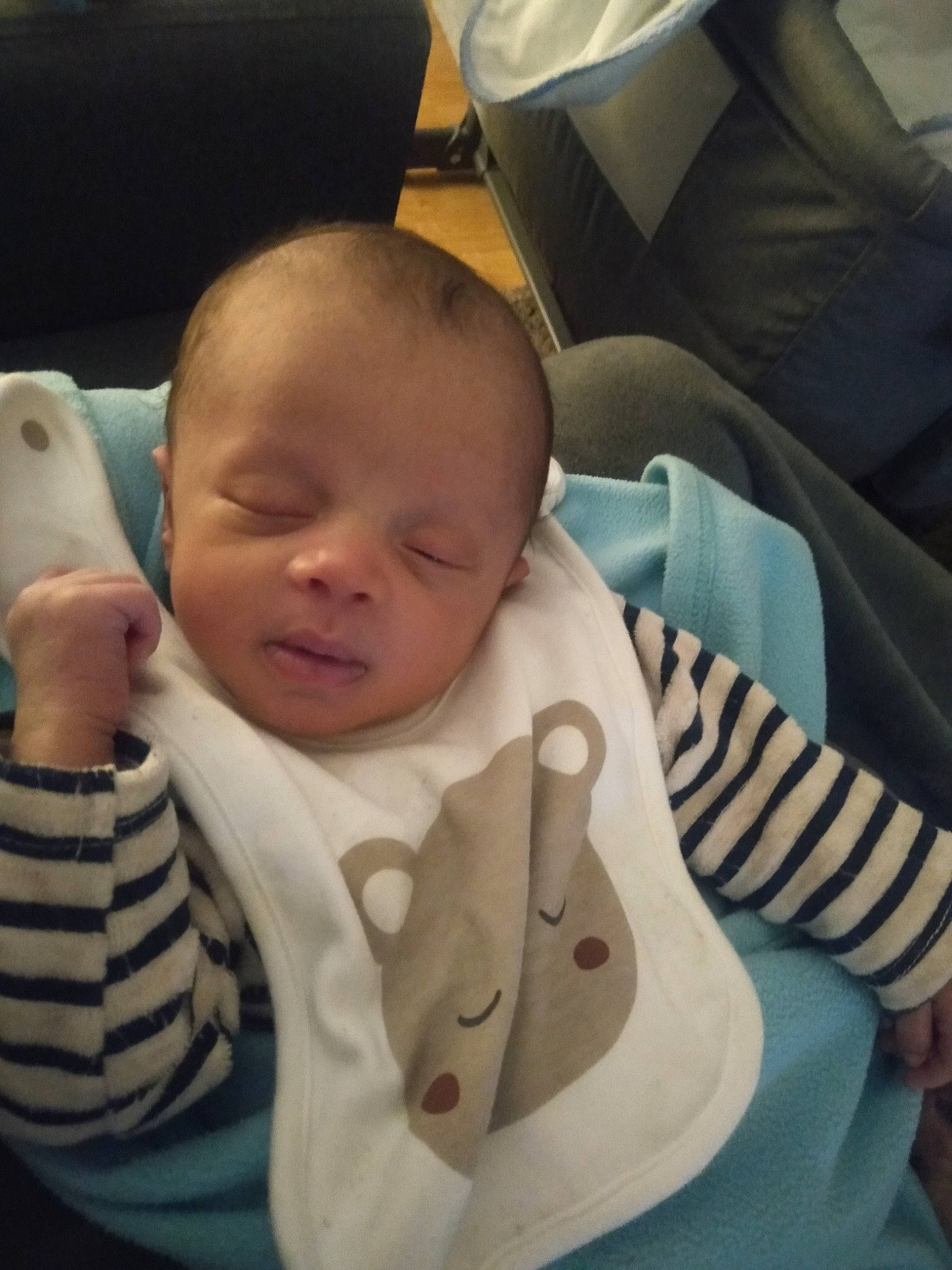 Eden a rejoint le concours — aidez-le/la à gagner de superbes lots ! baby, baby_products, baby_sleeping, baby_toddler_clothing, carmine, cheek, child, comfort, finger, happy, head, linens, nap, person, sitting, skin, sleep, sleeve, textile, thumb