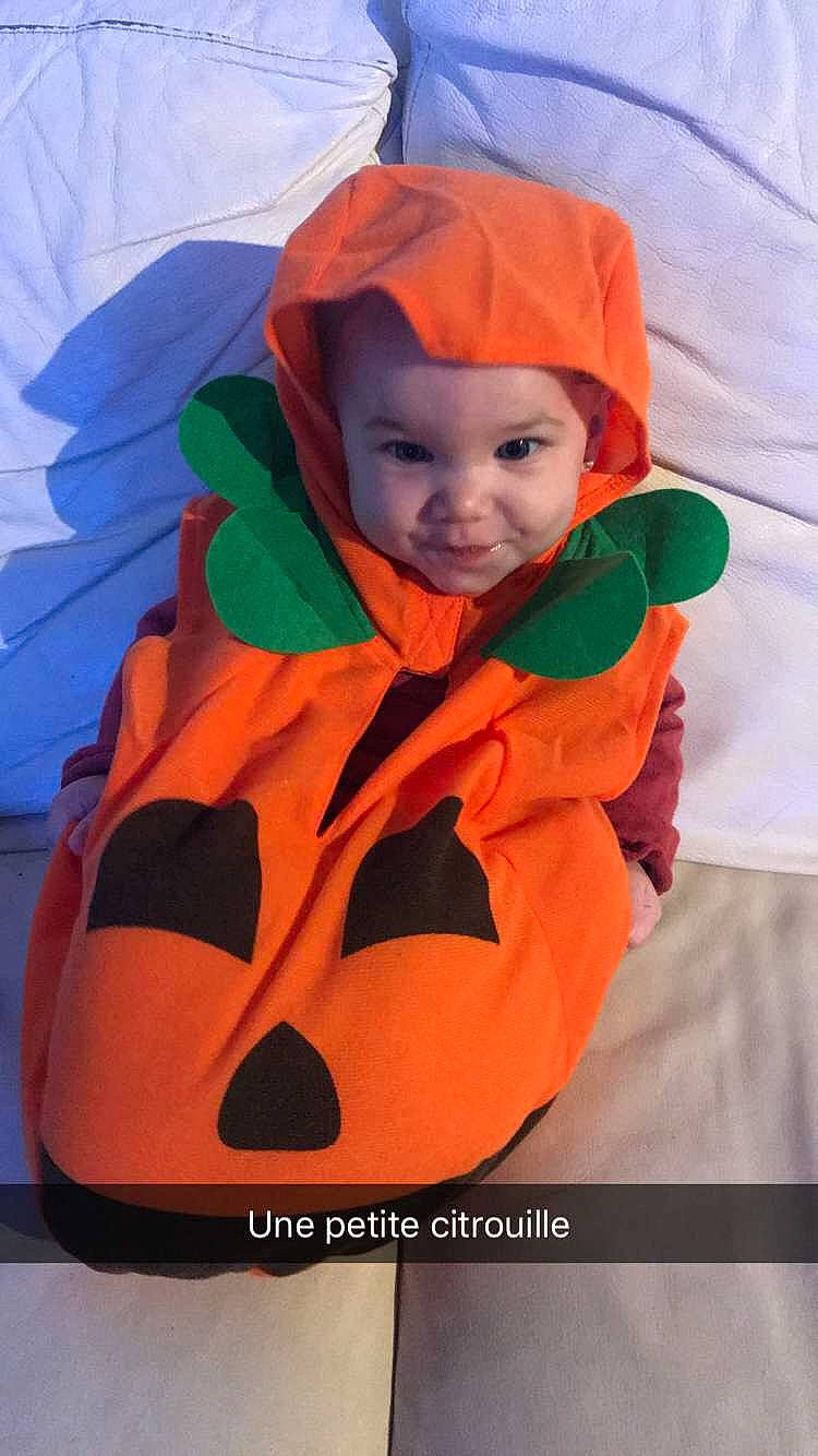 Louise a rejoint le concours — aidez-le/la à gagner de superbes lots ! child, costume, halloween, headgear, infant, orange, outerwear, person, product, toddler