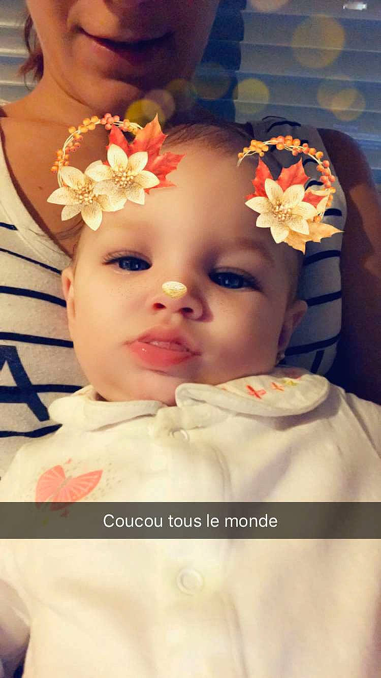 Louise participe au concours pour gagner de l'argent avec cette photo : cheek, child, close_up, ear, face, flower, forehead, girl, hair_accessory, happiness, head, headband, headpiece, infant, iris, jewellery, lip, person, product, skin