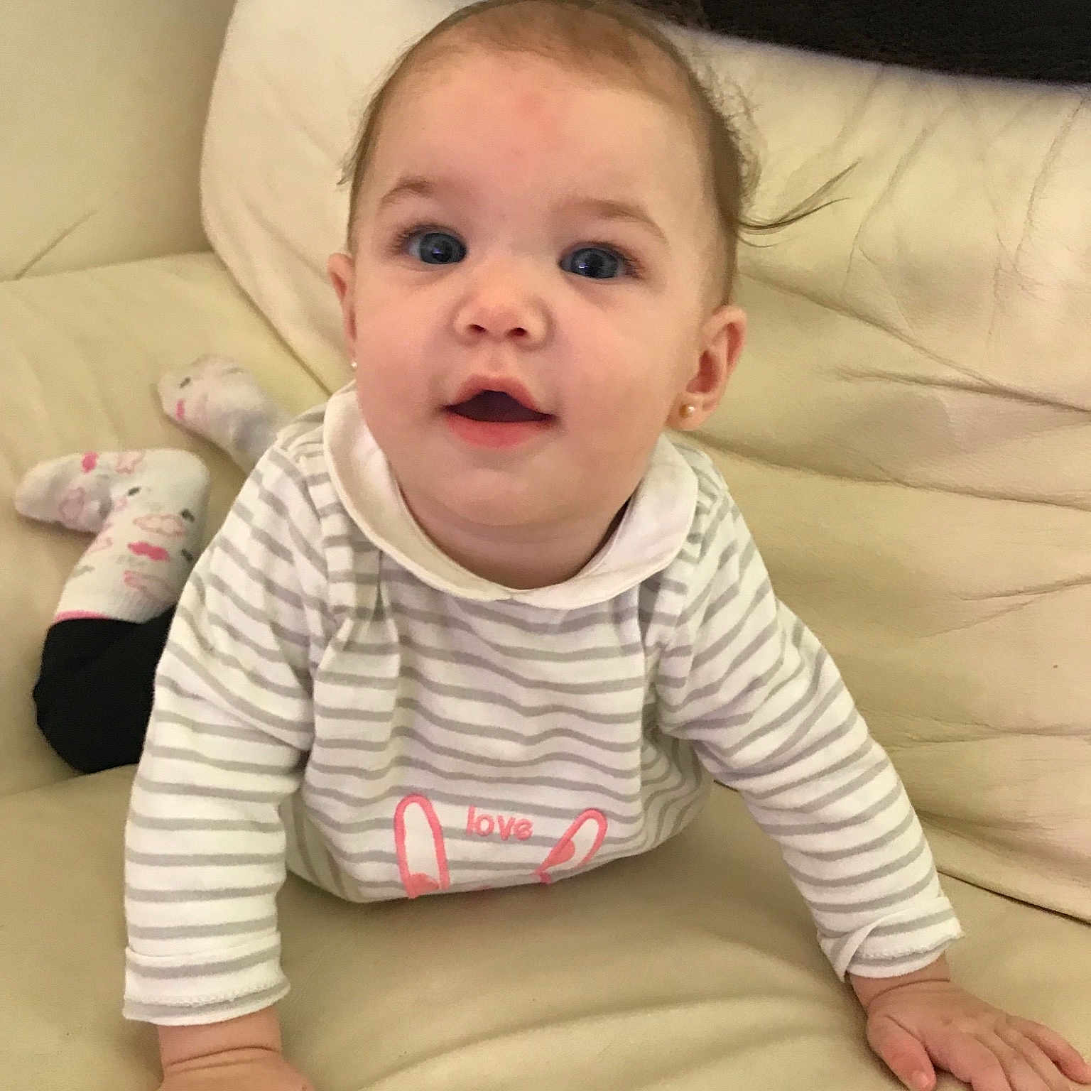 Louise participe au concours pour gagner de l'argent avec cette photo : cheek, child, crawling, day, ear, finger, head, infant, mouth, person, product, sitting, skin, smile, toddler