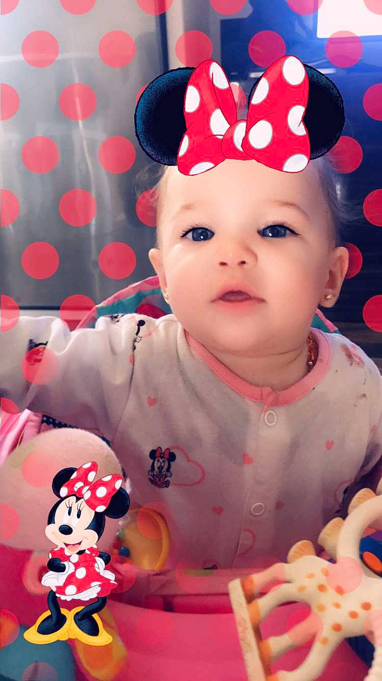 Louise a rejoint le concours — aidez-le/la à gagner de superbes lots ! boy, cheek, child, facial_expression, fun, girl, hair_accessory, happiness, infant, party_hat, person, pink, play, product, red, skin, smile, sweetness, toddler