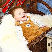 Lyor participe au concours pour gagner de l'argent avec cette photo : baby, infant, wicker_basket, fur_blanket, brown_overalls, bear_design, smiling, blue_eyes, rustic, wooden_skis, winter_theme, cozy, fluffy, cute, portrait, indoor, child, happy, clothing, photography