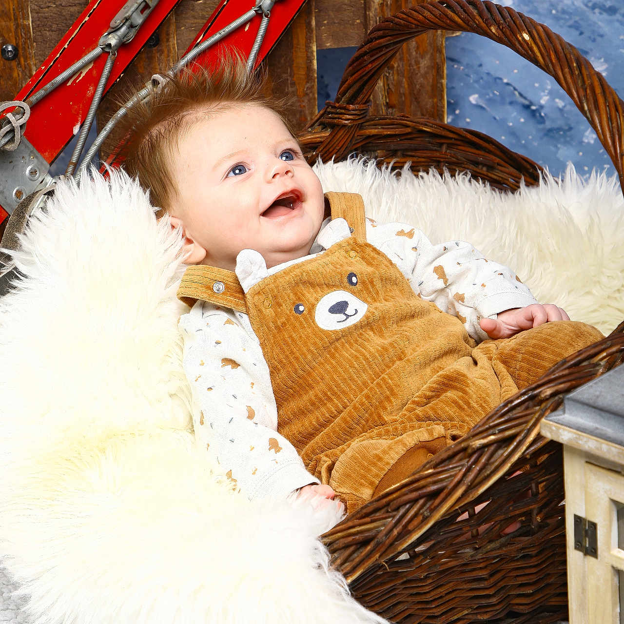 Lyor participe au concours pour gagner de l'argent avec cette photo : baby, bear_design, blue_eyes, brown_overalls, child, clothing, cozy, cute, fluffy, fur_blanket, happy, indoor, infant, photography, portrait, rustic, smiling, wicker_basket, winter_theme, wooden_skis