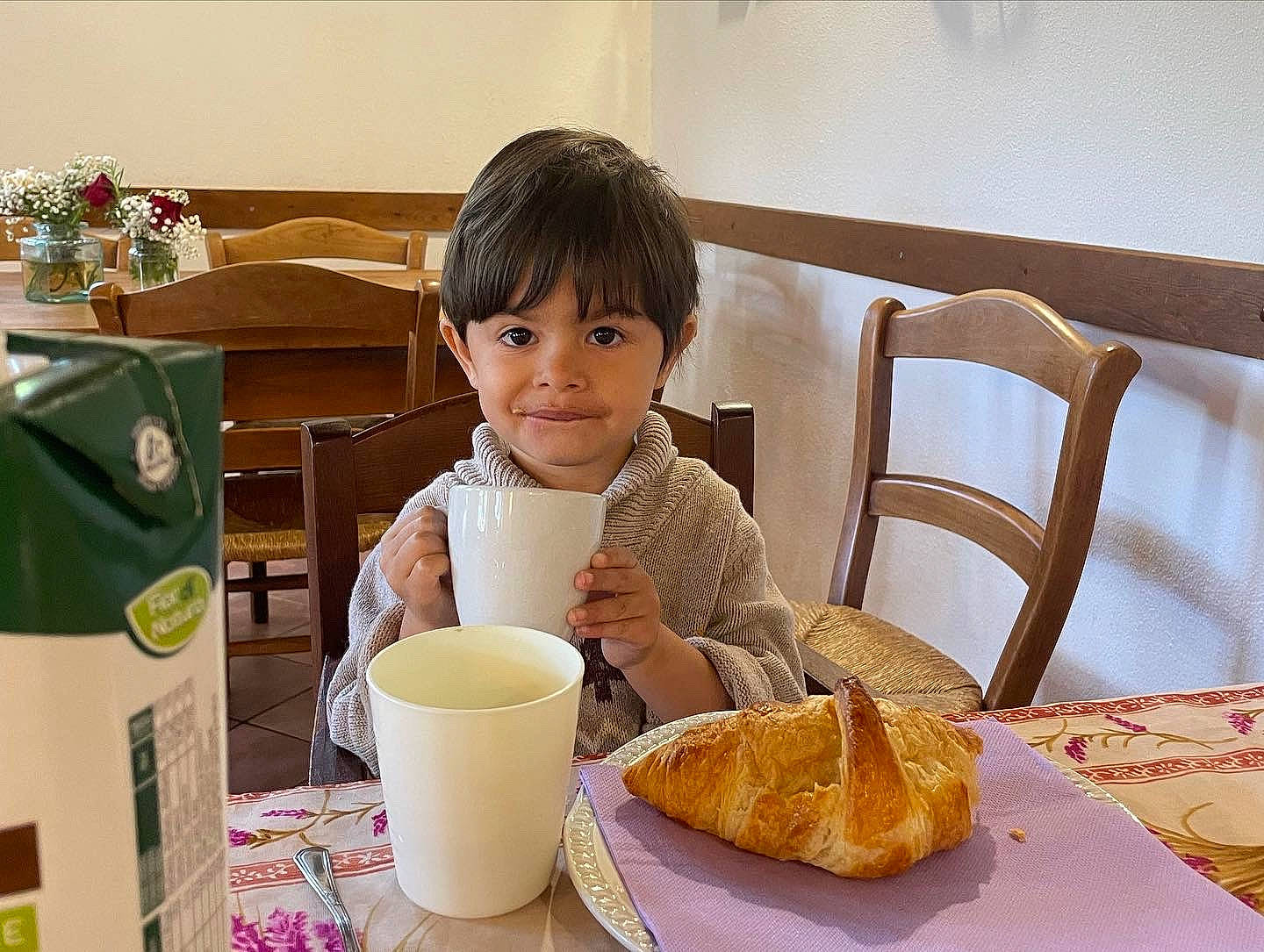Idriss a rejoint le concours — aidez-le/la à gagner de superbes lots ! breakfast, chair, coffee_cup, comfort, comfort_food, cup, dish, drinkware, food, furniture, ingredient, junk_food, meal, person, plate, serveware, sharing, sitting, table, tableware
