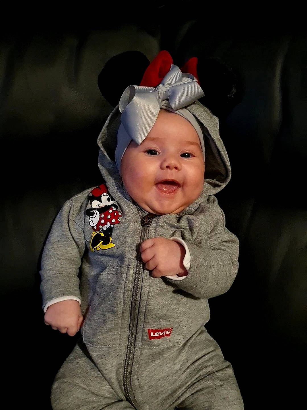 Liwen participe au concours pour gagner de l'argent avec cette photo : baby, baby_laughing, baby_toddler_clothing, beanie, cap, cheek, child, collar, costume_hat, eye, flash_photography, gesture, happy, headgear, headwear, hood, human_body, jacket, person, sleeve