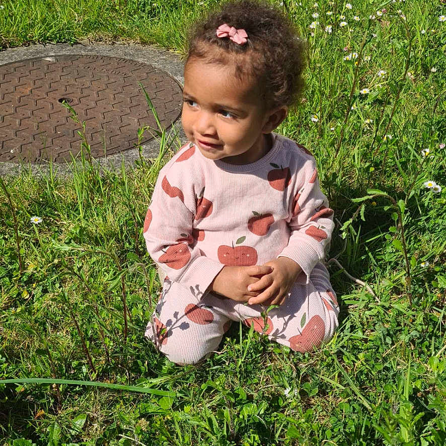 Thara a rejoint le concours — aidez-le/la à gagner de superbes lots ! backyard, bodypart, child, clothing, dress, face, female, finger, girl, grass, hand, head, nature, outdoors, person, photography, plant, portrait, sitting, yard
