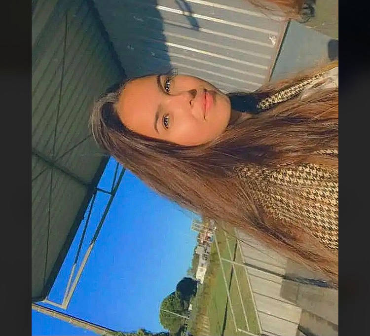 Alexandra a rejoint le concours — aidez-le/la à gagner de superbes lots ! azure, beauty, brown, cool, electric_blue, eyebrow, eyelash, hair_coloring, hairstyle, layered_hair, lip, long_hair, nose, person, photograph, portrait_photography, snapshot, tan