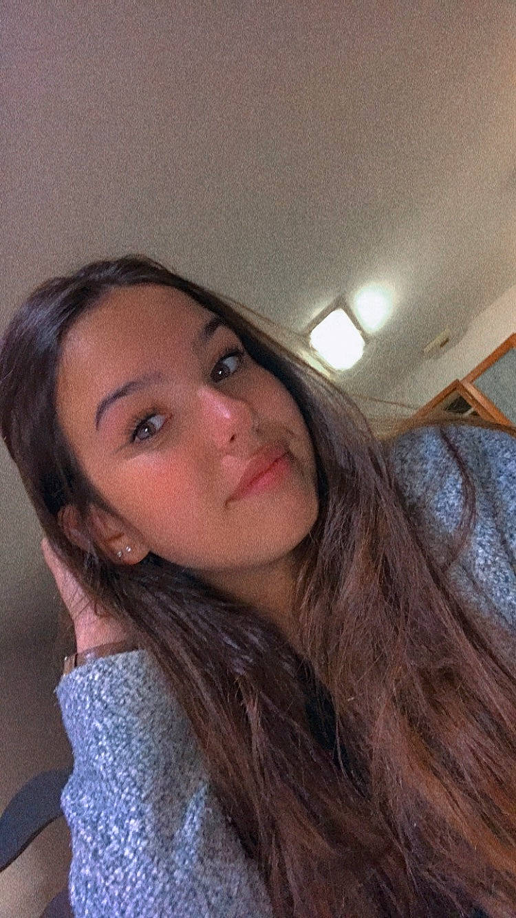 Alexandra a rejoint le concours — aidez-le/la à gagner de superbes lots ! beauty, black_hair, brown, brown_hair, cheek, chin, eyebrow, eyelash, forehead, hair, hairstyle, iris, jaw, layered_hair, lip, long_hair, organ, person, selfie, skin