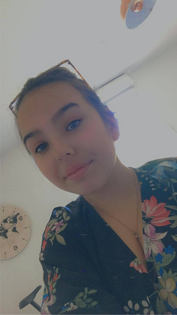 Alexandra a rejoint le concours — aidez-le/la à gagner de superbes lots ! beauty, black_hair, brown_hair, button, cheek, cool, eyebrow, eyelash, forehead, hair_coloring, hairstyle, iris, jaw, light_fixture, lip, organ, person, portrait, portrait_photography, selfie