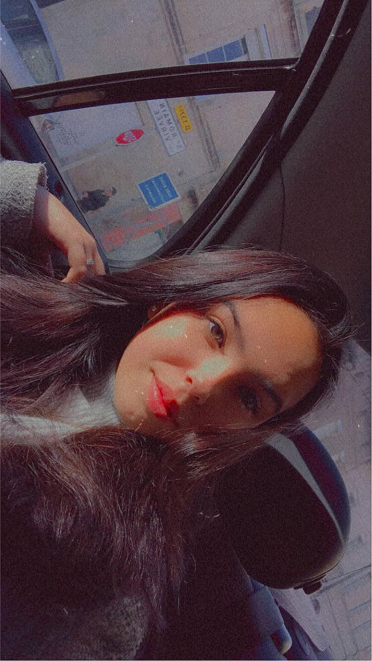 Alexandra participe au concours pour gagner de l'argent avec cette photo : black_hair, brown_hair, curtained_hair, eye_liner, eye_shadow, eyebrow, eyelash, feathered_hair, hair_coloring, hairstyle, joy, layered_hair, lip, long_hair, paint, painting, person, selfie, step_cutting, tints_and_shades