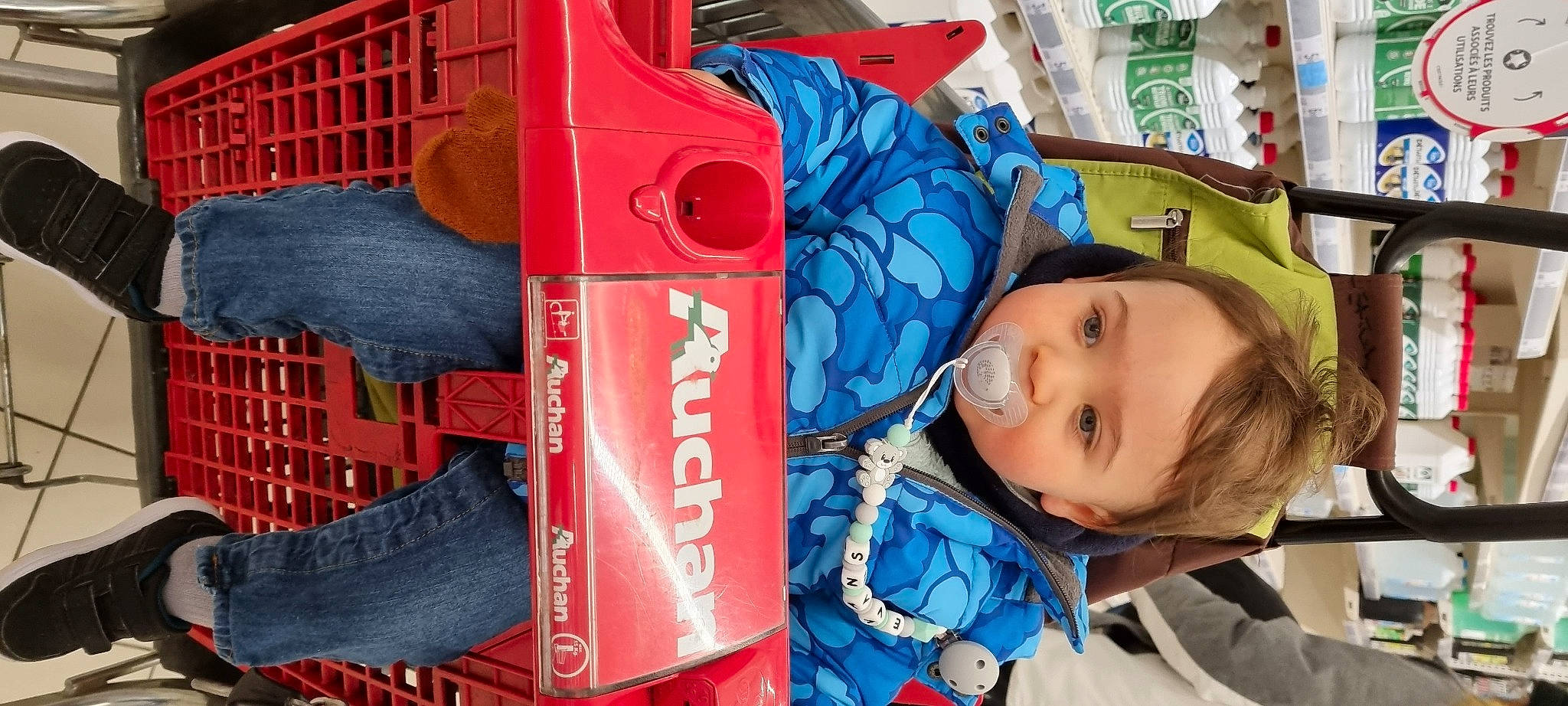 Evans a rejoint le concours — aidez-le/la à gagner de superbes lots ! baby, baby_toddler_clothing, blue, box, carbonated_soft_drinks, carmine, child, drink, electric_blue, fun, happy, leisure, person, plastic, product, red, smile, snapshot, textile, toddler