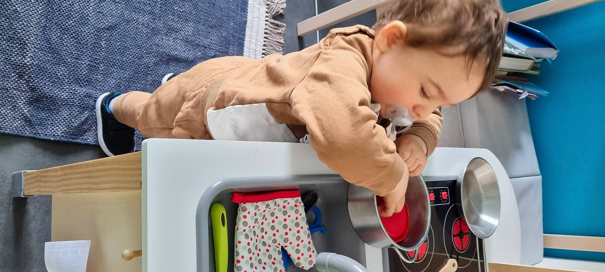Evans participe au concours pour gagner de l'argent avec cette photo : audio_equipment, baby, baby_products, baby_safety, baby_toddler_clothing, car_seat, child, comfort, finger, gadget, hand, nail, person, play, product, room, sitting, steering_wheel, thumb, toddler