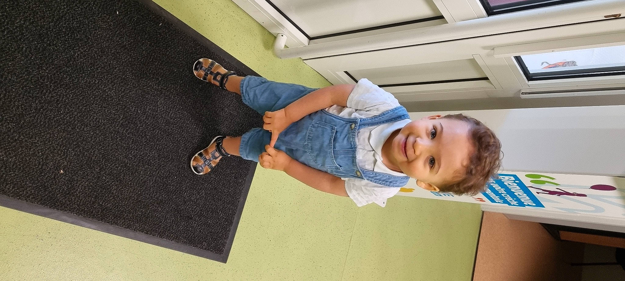 Evans a rejoint le concours — aidez-le/la à gagner de superbes lots ! child, denim, elbow, electric_blue, floor, flooring, fun, human_leg, joint, joy, knee, leisure, person, shoe, shoulder, sleeve, smile, sneakers, t_shirt, thigh