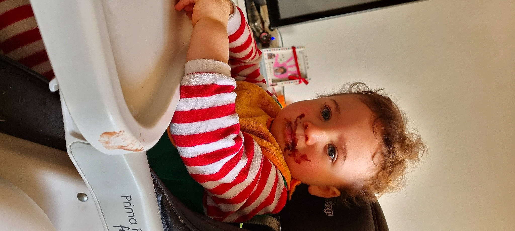 Evans a rejoint le concours — aidez-le/la à gagner de superbes lots ! baby, baby_toddler_clothing, blond, cheek, elbow, eye, eyelash, face, fun, gesture, happy, human_leg, joint, knee, mouth, nose, person, skin, textile, thigh