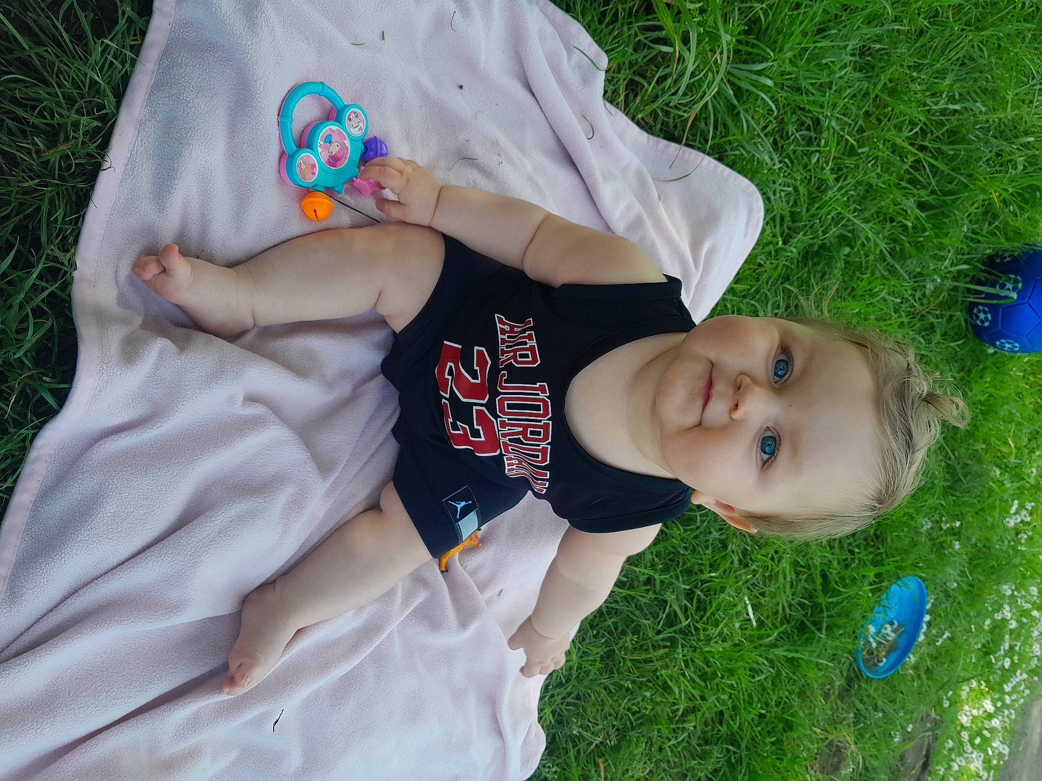 Mia a rejoint le concours — aidez-le/la à gagner de superbes lots ! child, electric_blue, fun, grass, grassland, happy, hat, leisure, pattern, people_in_nature, person, plant, sleeve, t_shirt, toddler, tree