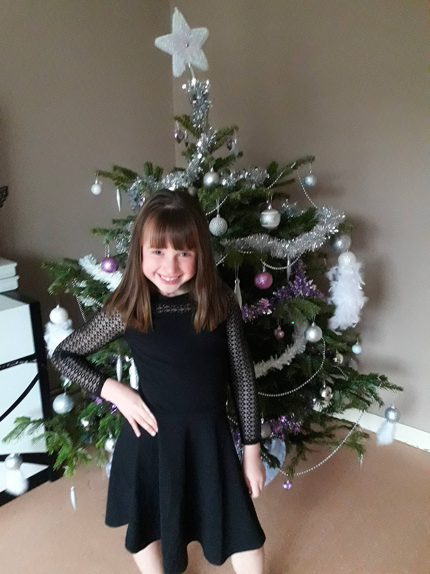 Nilay a rejoint le concours — aidez-le/la à gagner de superbes lots ! christmas, christmas_decoration, christmas_ornament, christmas_tree, decor, event, holiday, joy, outerwear, person, tree