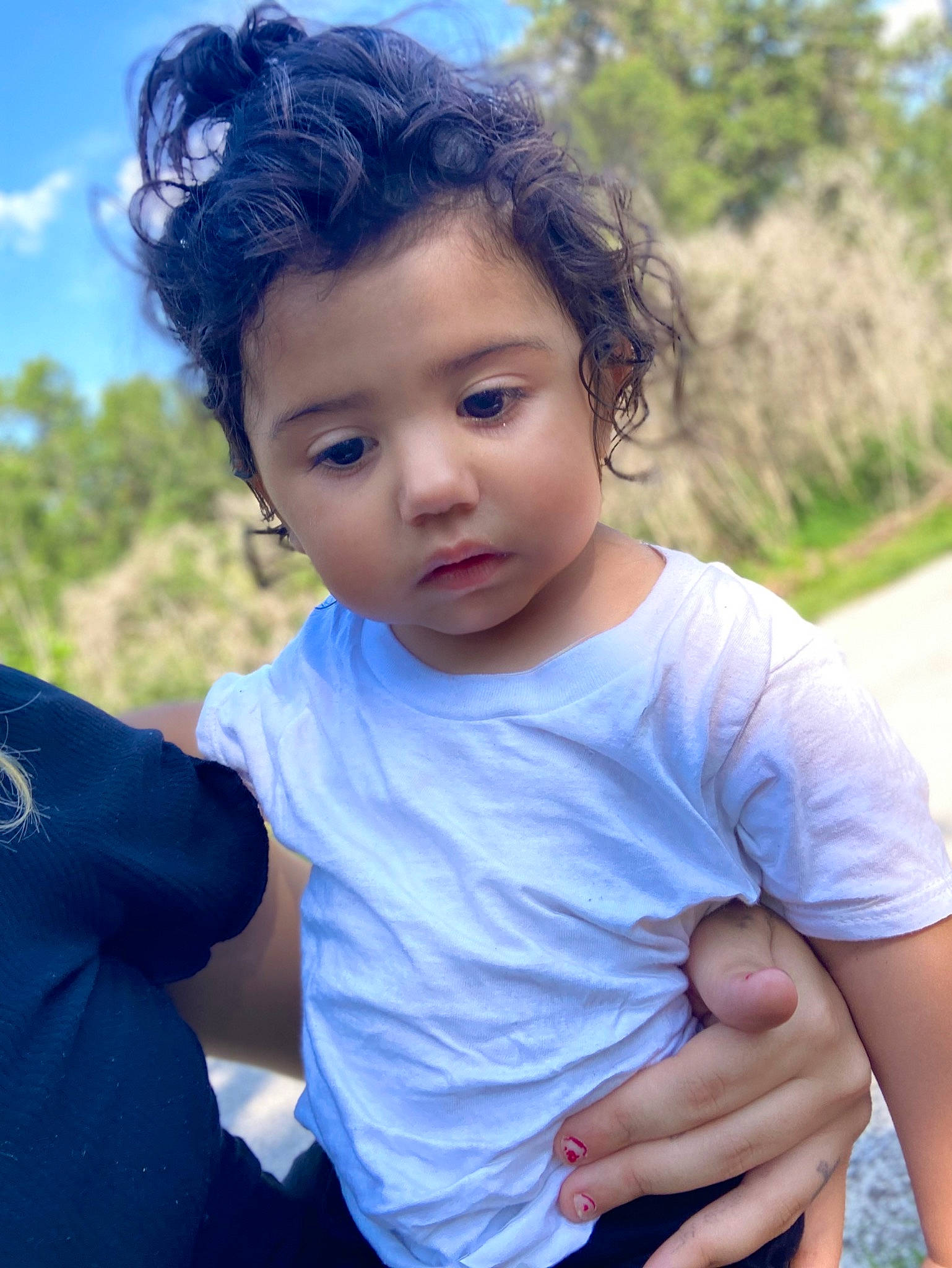 Lila is registered to the contest to win money with this photo: chin, cool, eye, face, flash_photography, gesture, grass, hair, hand, happy, head, iris, leisure, neck, people_in_nature, person, plant, shoulder, skin, sleeve