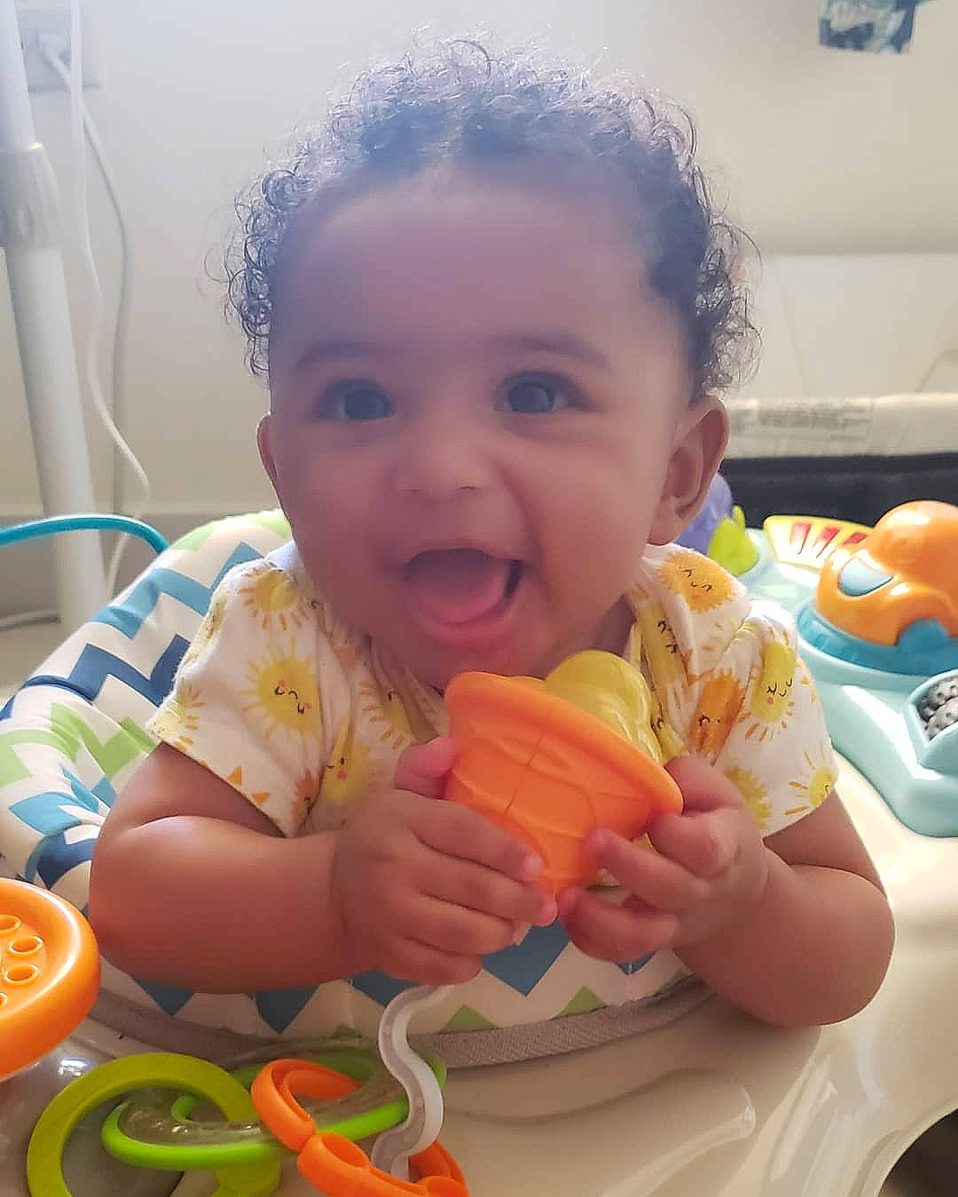Crayton is registered to the contest to win money with this photo: baby, child, eye, face, finger, food, food_craving, fun, hand, iris, mouth, natural_foods, nose, orange, organ, person, sharing, skin, summer, tableware