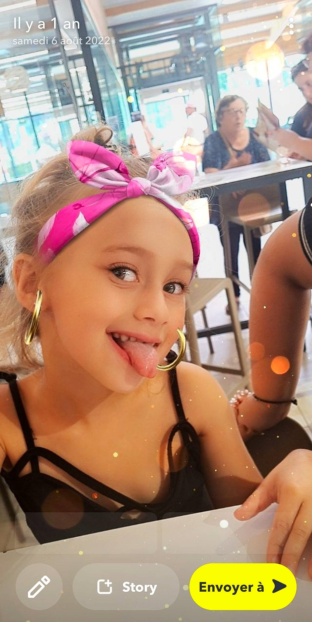 Hélèna a rejoint le concours — aidez-le/la à gagner de superbes lots ! cap, event, eyelash, eyewear, fun, hairstyle, happy, headband, headgear, headpiece, headwear, human_body, joy, leisure, long_hair, person, recreation, shorts, skin, smile