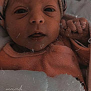 Céleste a rejoint le concours — aidez-le/la à gagner de superbes lots ! baby, newborn, infant, blanket, hat, face, hand, cozy, closeup, portrait, striped, cute, sleepy, warm, soft, wrapped, indoors, vintage_filter, heart_drawing, text_overlay