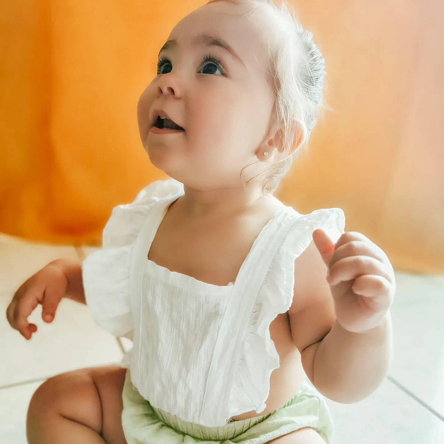 Layana a rejoint le concours — aidez-le/la à gagner de superbes lots ! baby, baby_toddler_clothing, cheek, child, child_model, comfort, elbow, finger, flash_photography, gesture, happy, person, portrait_photography, sitting, skin, sleeve, smile, thumb, toddler, white