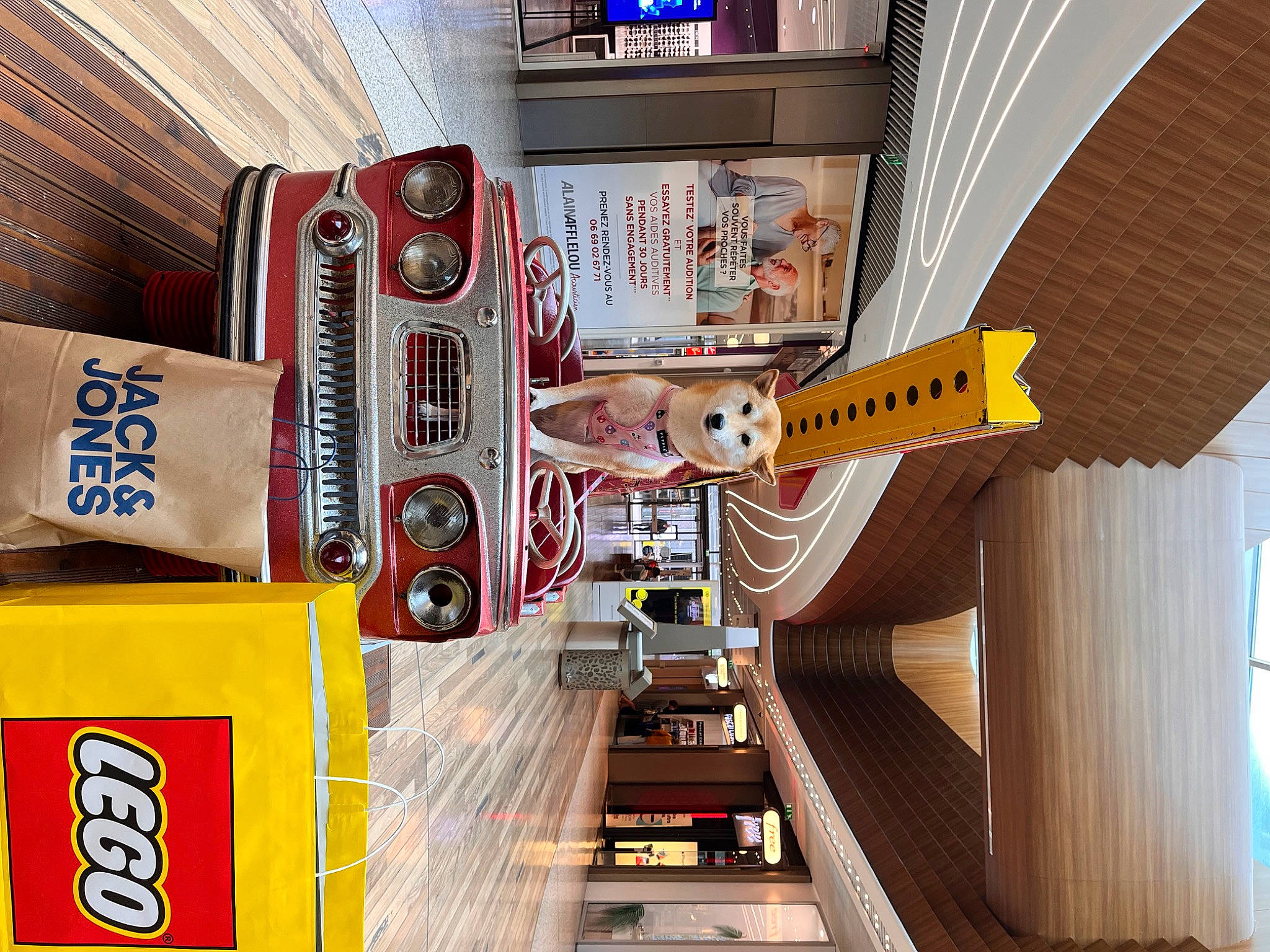 Tilou a rejoint le concours — aidez-le/la à gagner de superbes lots ! advertising, building, ceiling, city, flooring, font, logo, machine, retail, room, window, wood