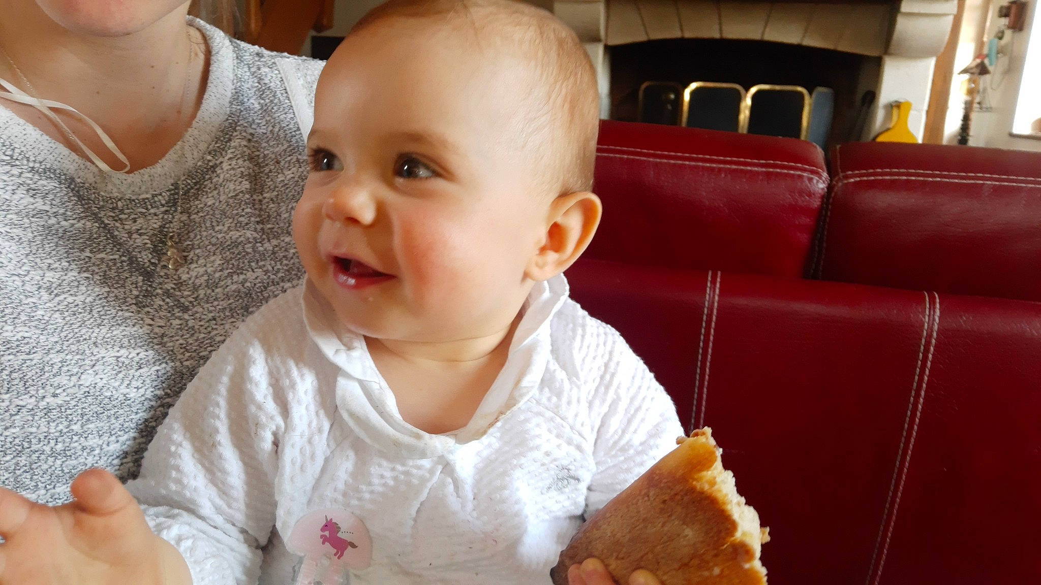 Margo a rejoint le concours — aidez-le/la à gagner de superbes lots ! baby, baby_toddler_clothing, blond, chair, cheek, child, comfort, dress, finger, food, fun, happy, iris, mouth, nose, person, sitting, skin, sleeve, smile