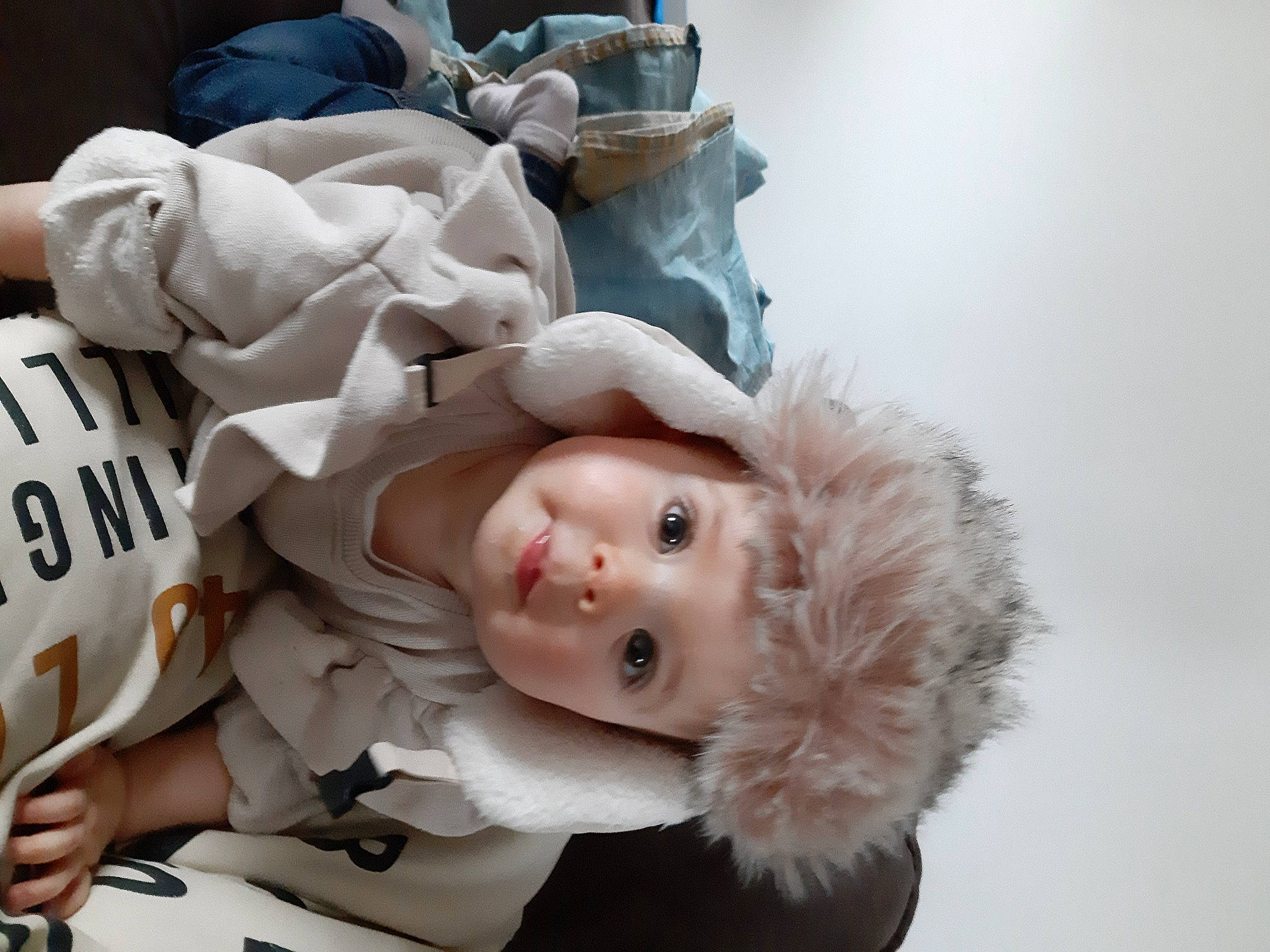 Margo a rejoint le concours — aidez-le/la à gagner de superbes lots ! baby, baby_products, baby_toddler_clothing, carmine, cheek, child, comfort, costume_hat, doll, fur, happy, headwear, linens, person, room, sitting, toddler, toy