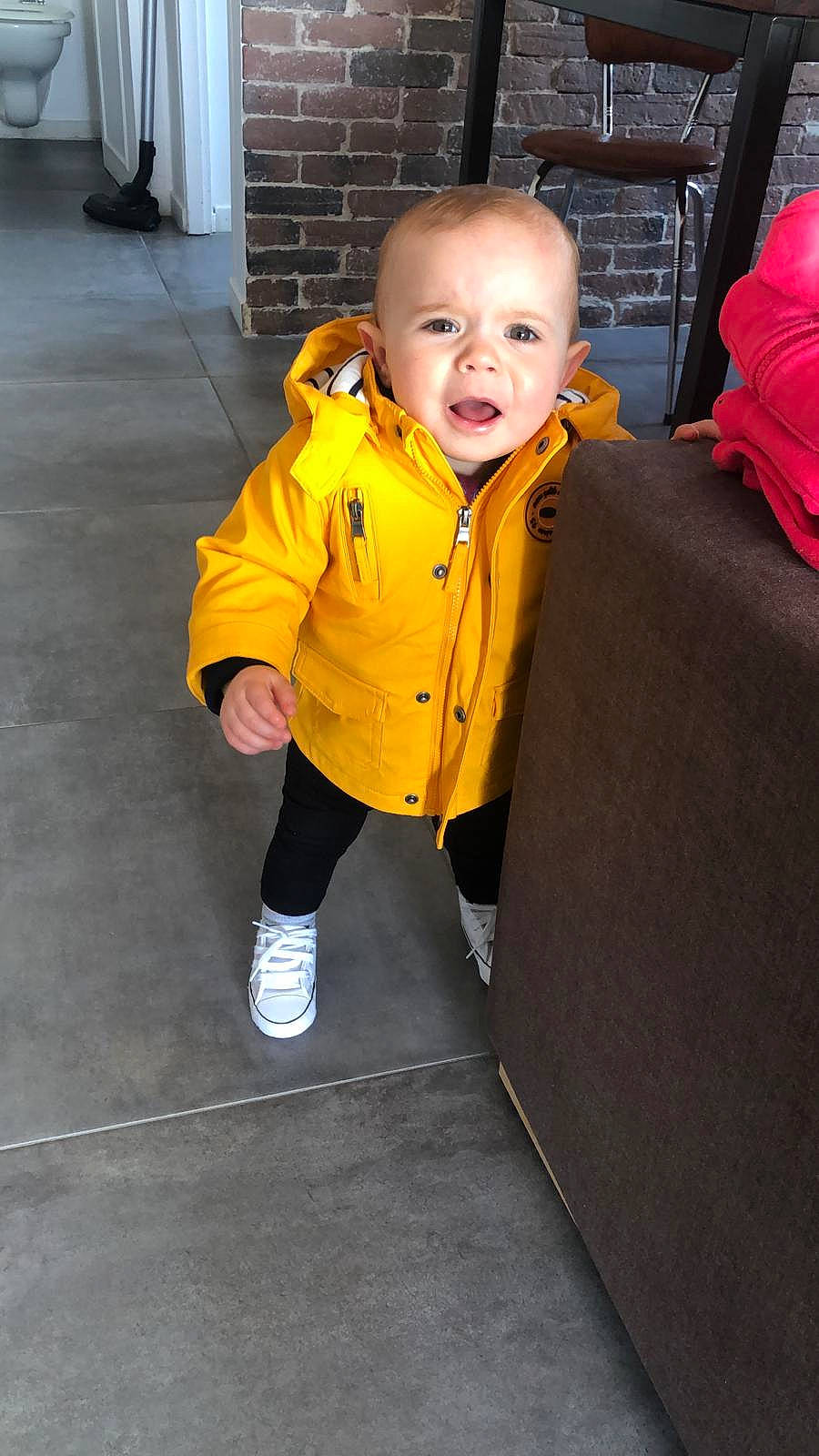 Margo a rejoint le concours — aidez-le/la à gagner de superbes lots ! asphalt, baby, baby_toddler_clothing, child, costume, eye, face, floor, flooring, fun, head, jacket, person, personal_protective_equipment, road_surface, shoe, sitting, sleeve, smile, sneakers