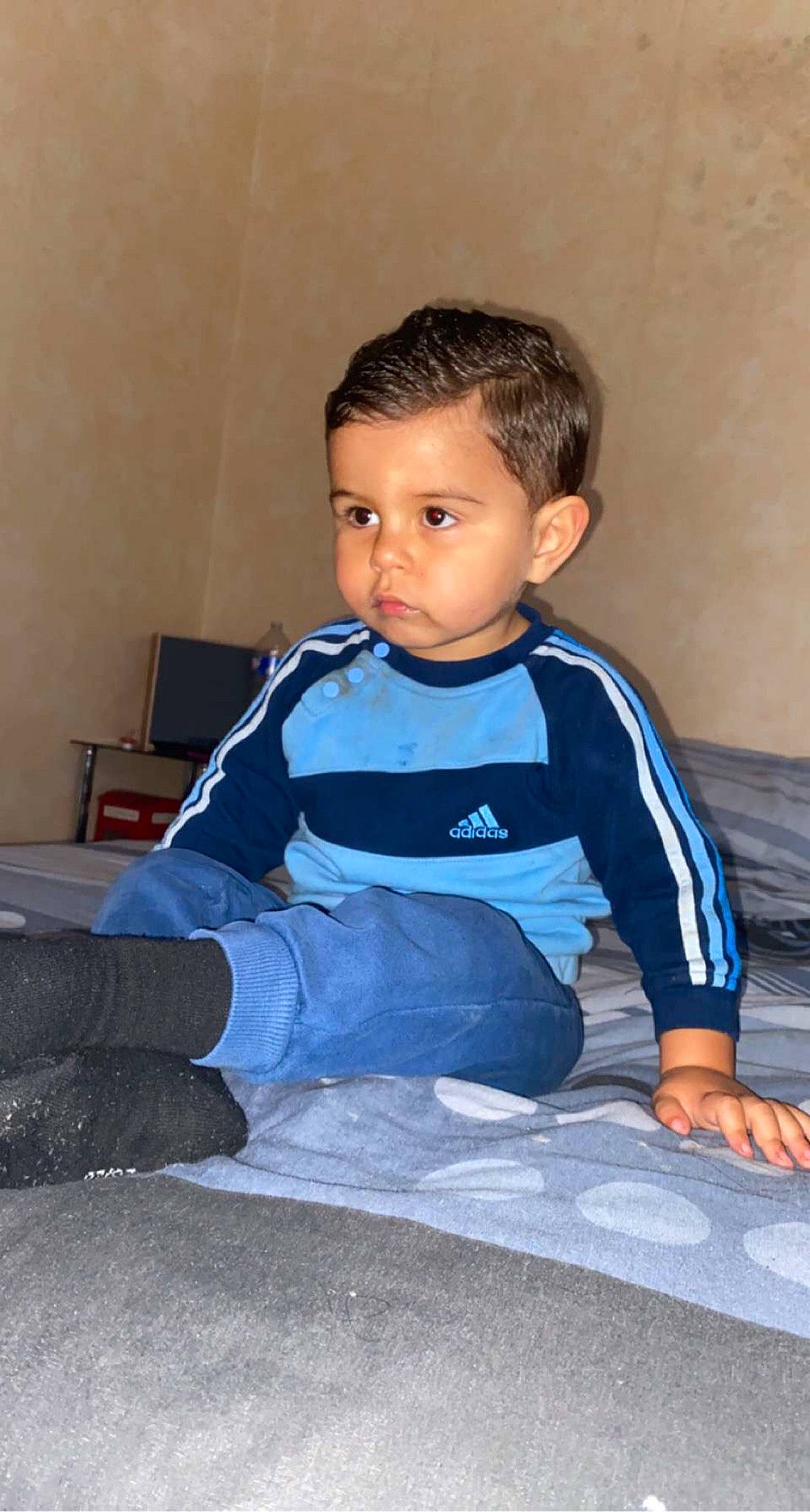 Mohamed-aziz participe au concours pour gagner de l'argent avec cette photo : baby, baby_toddler_clothing, chair, child, denim, electric_blue, flash_photography, floor, flooring, fun, head, human_leg, pattern, person, room, sitting, sleeve, sock, t_shirt, toddler