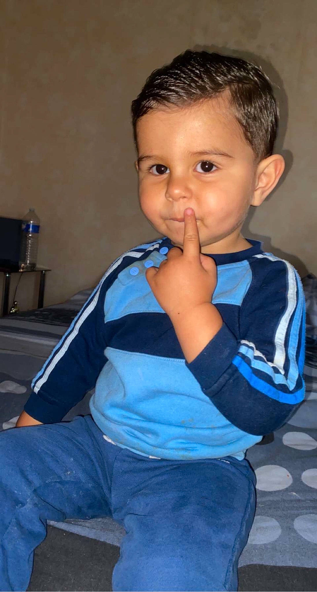 Mohamed-aziz a rejoint le concours — aidez-le/la à gagner de superbes lots ! baby_toddler_clothing, cheek, cool, elbow, electric_blue, eye, eyelash, finger, gesture, hairstyle, happy, iris, joint, neck, nose, person, shoulder, skin, sleeve, standing