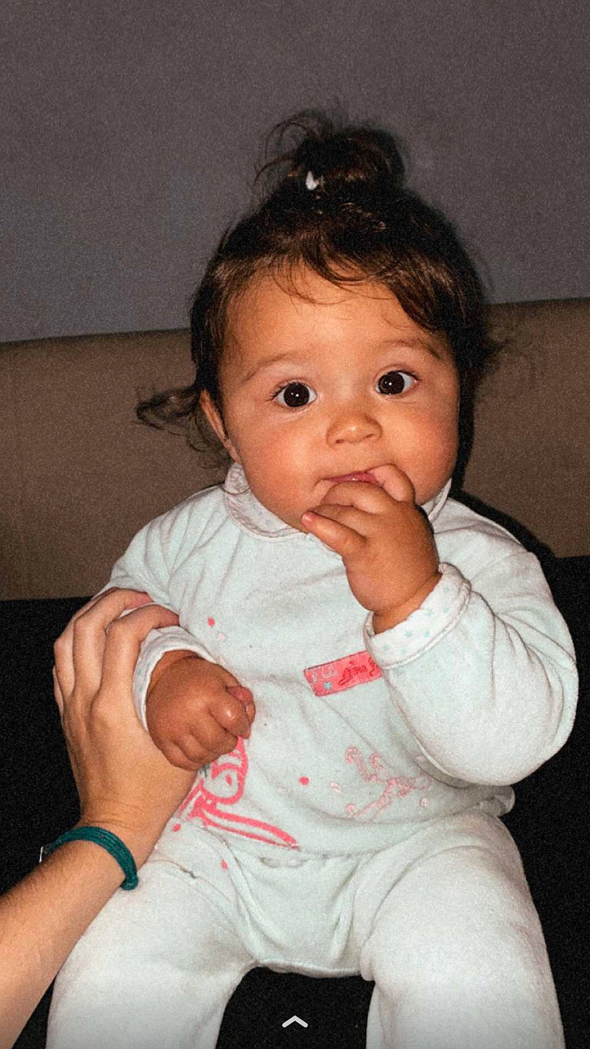 Zina participe au concours pour gagner de l'argent avec cette photo : abdomen, baby, baby_toddler_clothing, cheek, child, comfort, ear, eyelash, finger, gesture, hair, hand, happy, iris, lip, nose, person, skin, sleeve, thumb