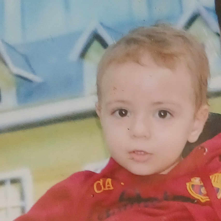 Mayas participe au concours pour gagner de l'argent avec cette photo : baby, background, casual_clothing, child, closeup, colorful, curious_expression, cute, face, hoodie, house, indoor, kid, light_brown_hair, painting, person, portrait, red_hoodie, window, young_child