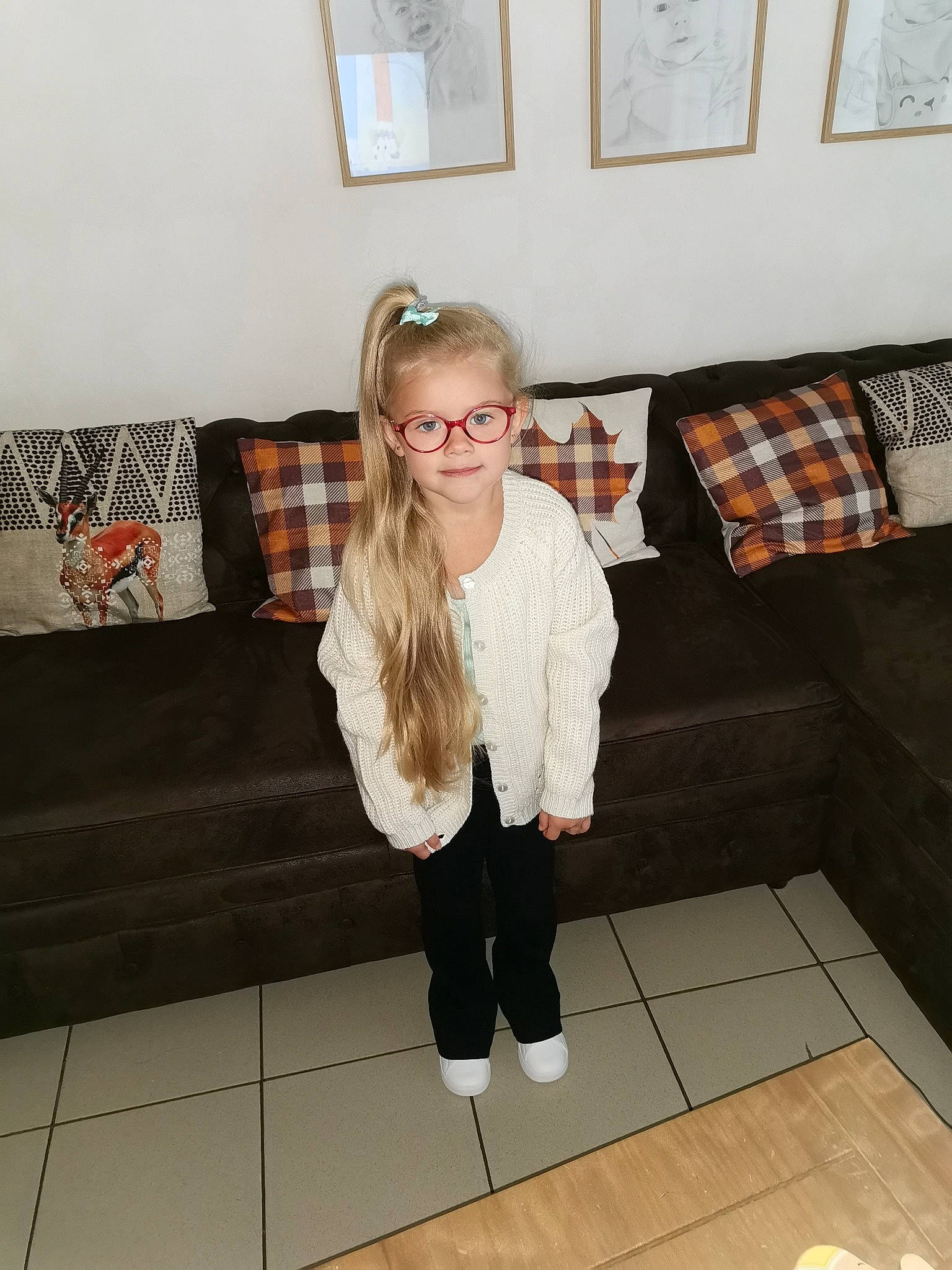 Aymie participe au concours pour gagner de l'argent avec cette photo : comfort, couch, eyewear, floor, flooring, glasses, hardwood, human_body, interior_design, joy, knee, pattern, person, picture_frame, plaid, sleeve, studio_couch, tartan, textile, thigh