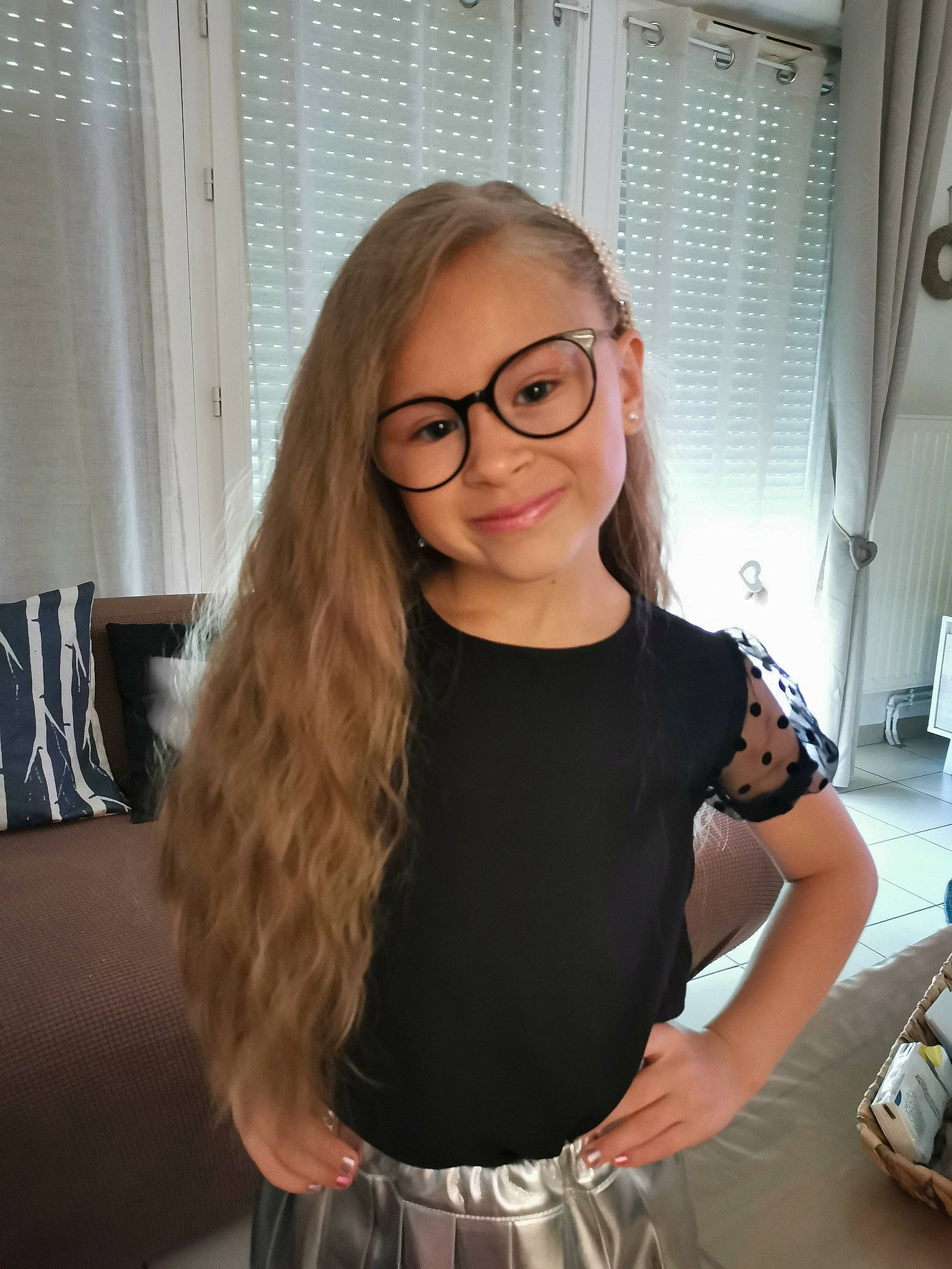Éléna a rejoint le concours — aidez-le/la à gagner de superbes lots ! black_hair, blond, chin, curtain, eyebrow, eyewear, fashion_design, fun, glasses, happy, iris, joint, joy, layered_hair, long_hair, luggage_and_bags, person, shoulder, sleeve, smile