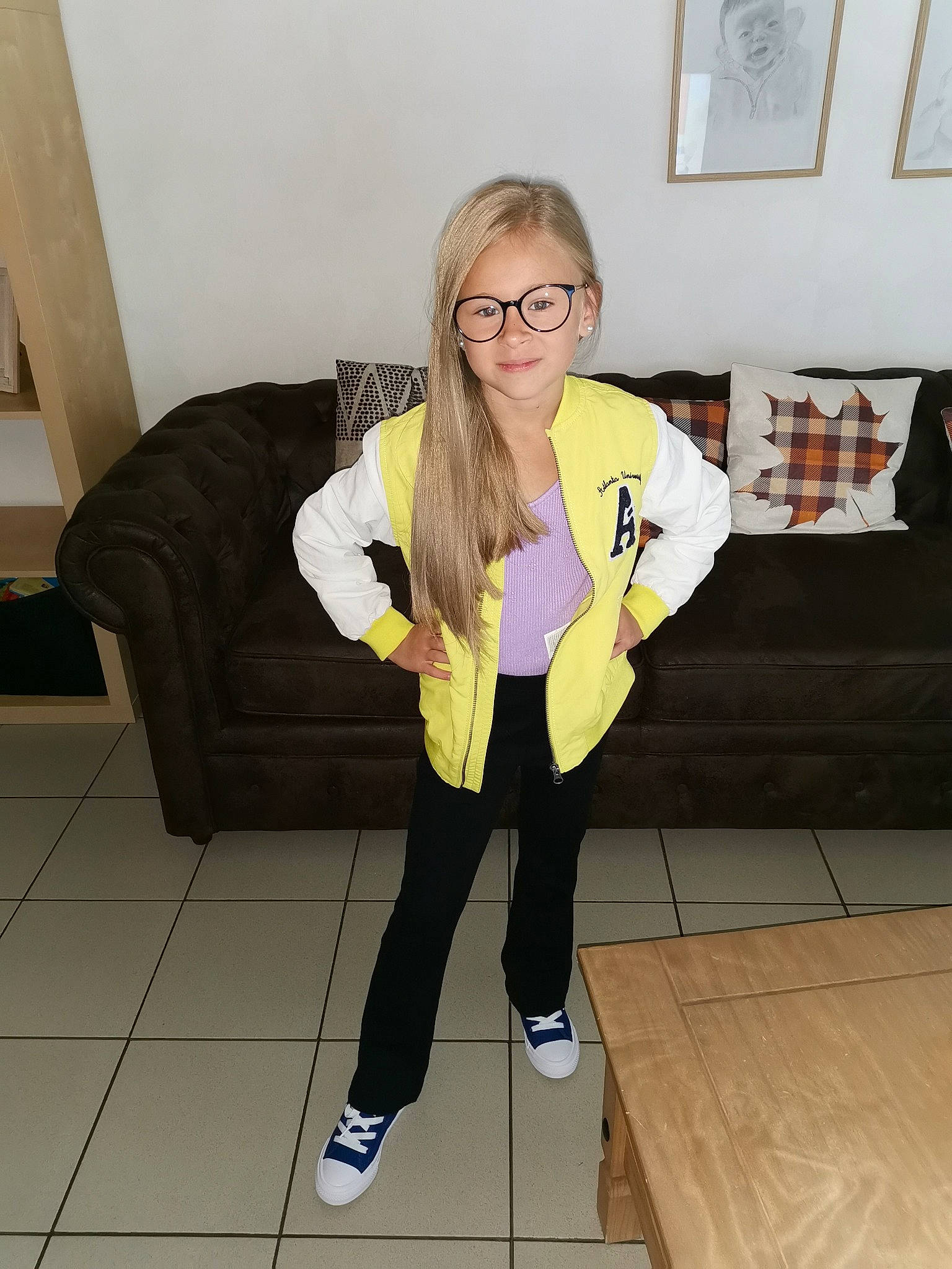 Éléna a rejoint le concours — aidez-le/la à gagner de superbes lots ! active_pants, eyewear, fashion_design, flooring, fun, fur, glasses, human_leg, joint, joy, knee, leg, person, picture_frame, shoe, sleeve, sneakers, sportswear, standing, thigh