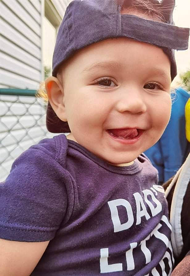 Mayson a rejoint le concours — aidez-le/la à gagner de superbes lots ! baby, baseball_cap, cap, clothing, cool, grass, happy, hat, head, headwear, joy, lip, mouth, neck, outerwear, person, personal_protective_equipment, skin, sleeve, smile