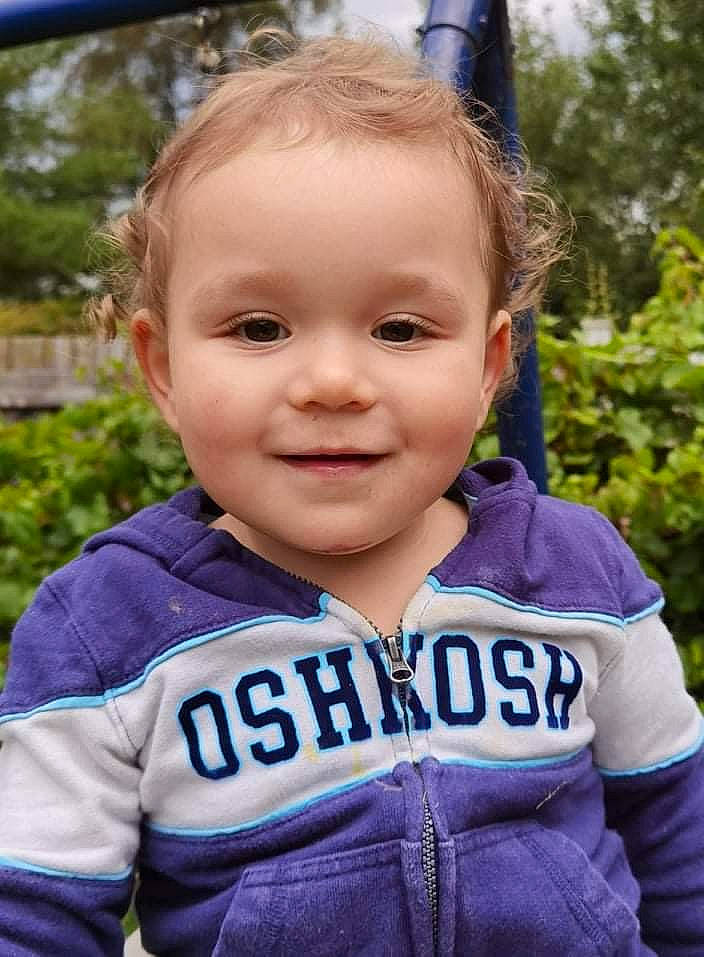Mayson a rejoint le concours — aidez-le/la à gagner de superbes lots ! baby_toddler_clothing, blue, chin, cool, gesture, grass, hair, hairstyle, happy, head, iris, joy, leisure, nose, person, plant, skin, sleeve, smile, t_shirt