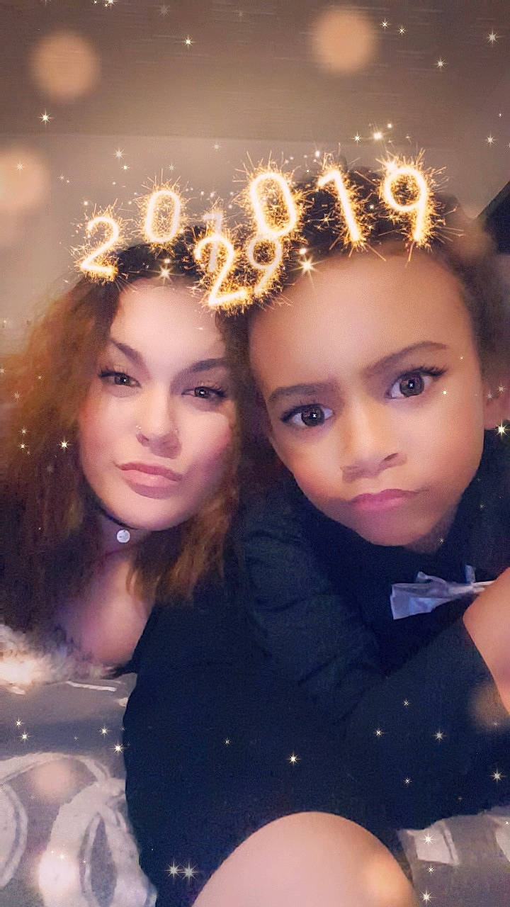 Malcom a rejoint le concours — aidez-le/la à gagner de superbes lots ! beauty, brown_hair, eyelash, fashion_accessory, forehead, fun, girl, hair_accessory, hairstyle, head, headpiece, human_hair_color, lady, long_hair, person, product, smile